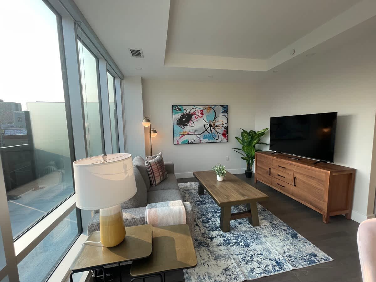 Downtown, bright and modern 1 BR with 6 appliances