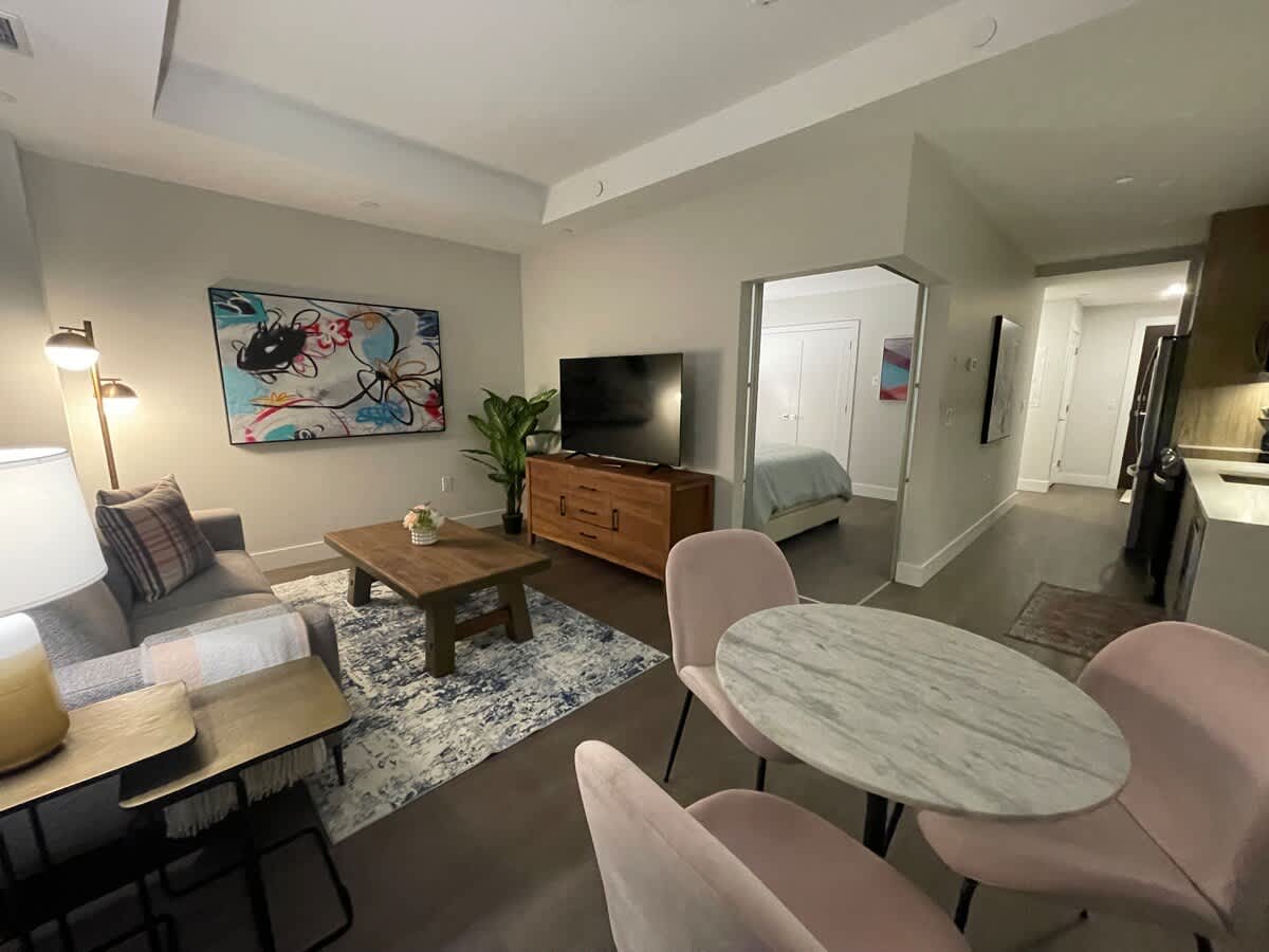 Downtown, bright and modern 1 BR with 6 appliances