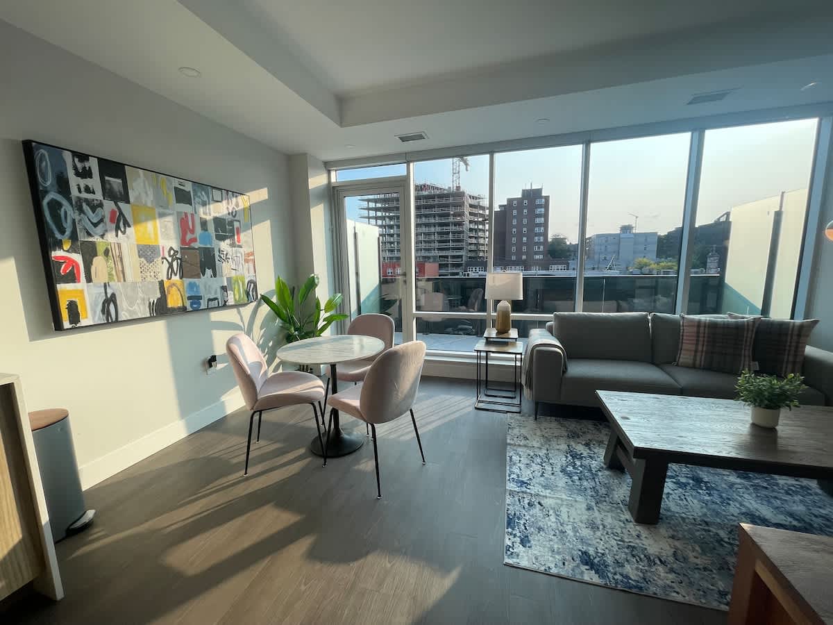 Downtown, bright and modern 1 BR with 6 appliances