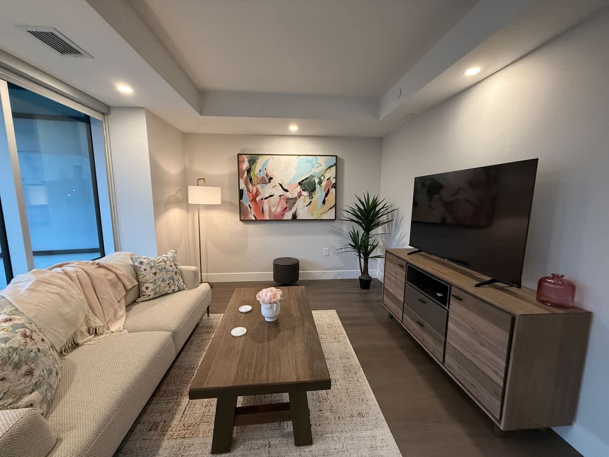 Spotless, vibrant & modern, 1 BR with 6 appliances