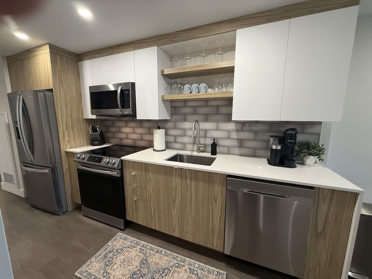 Spotless, vibrant & modern, 1 BR with 6 appliances