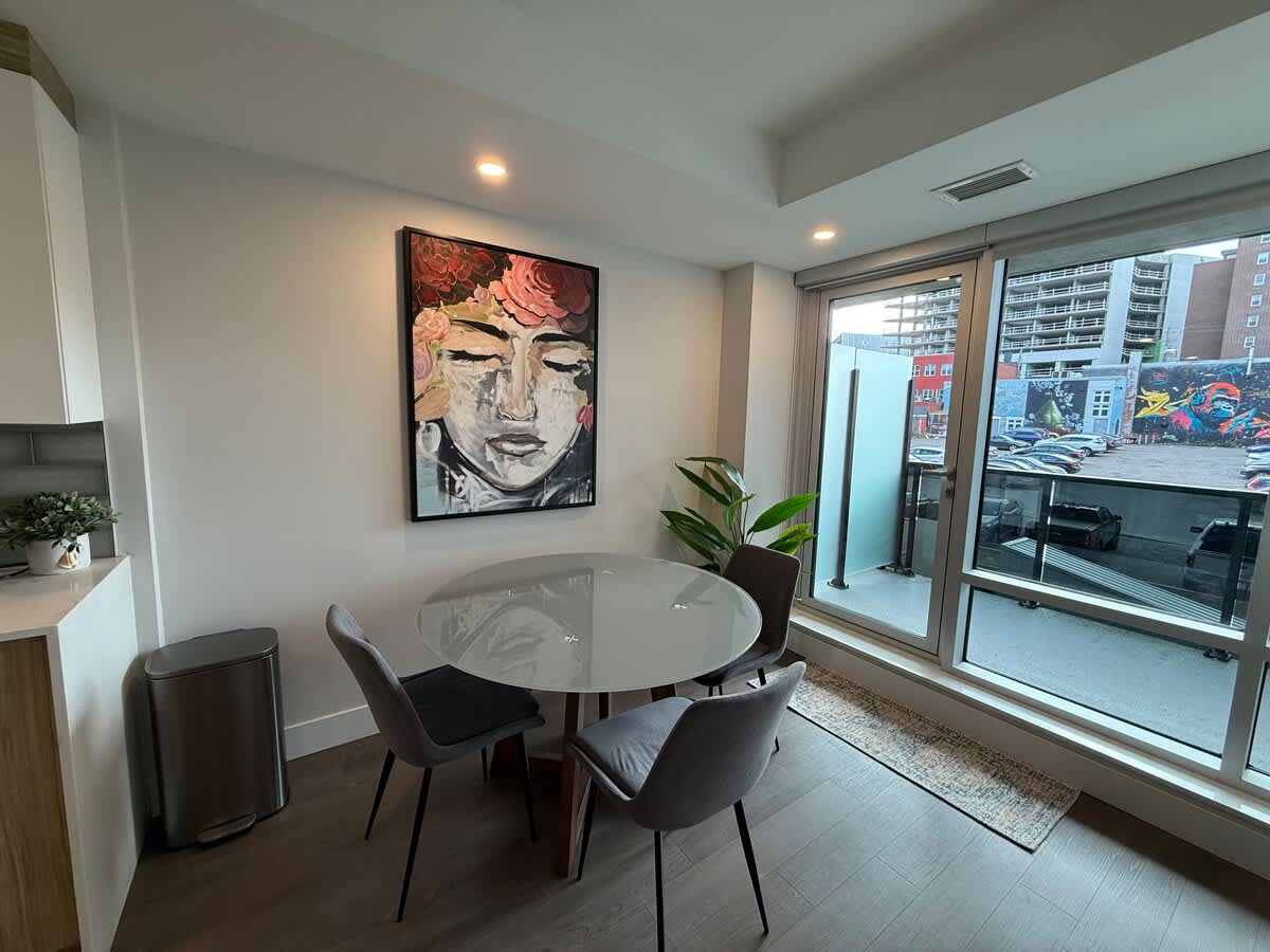 Spotless, vibrant & modern, 1 BR with 6 appliances