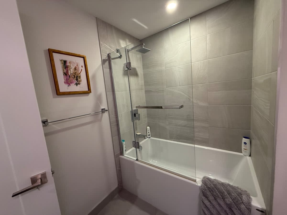 Spotless, vibrant & modern, 1 BR with 6 appliances