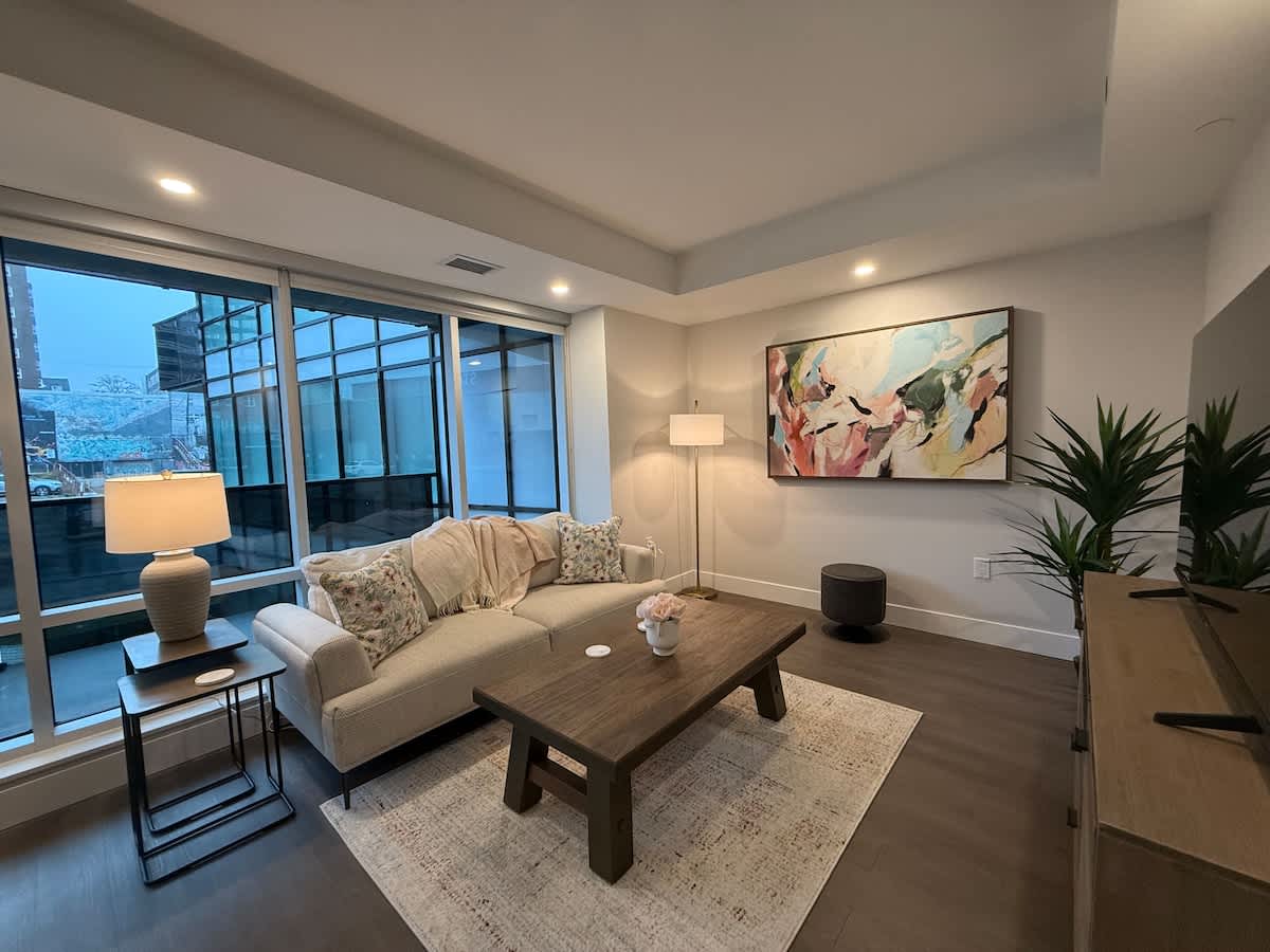 Spotless, vibrant & modern, 1 BR with 6 appliances
