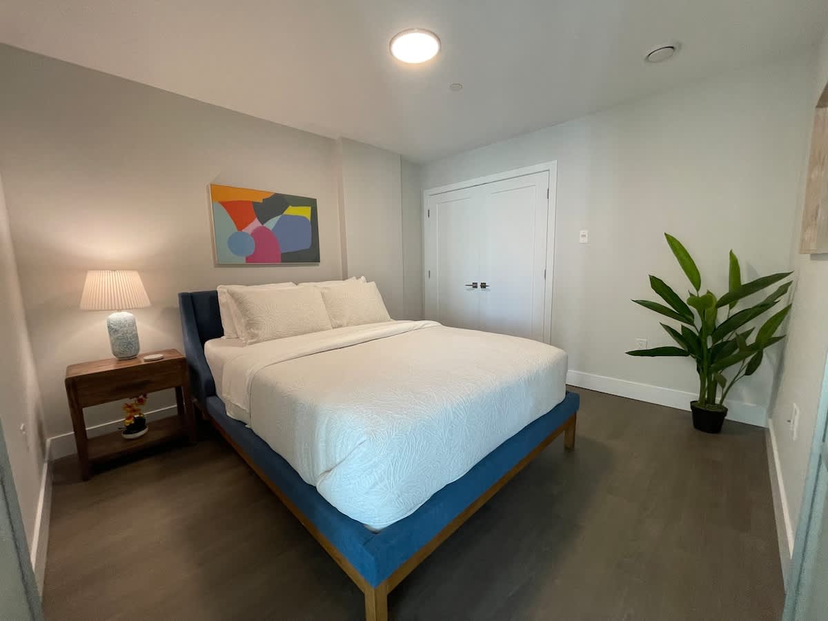 Spotless & Bright 1 BR downtown with private patio