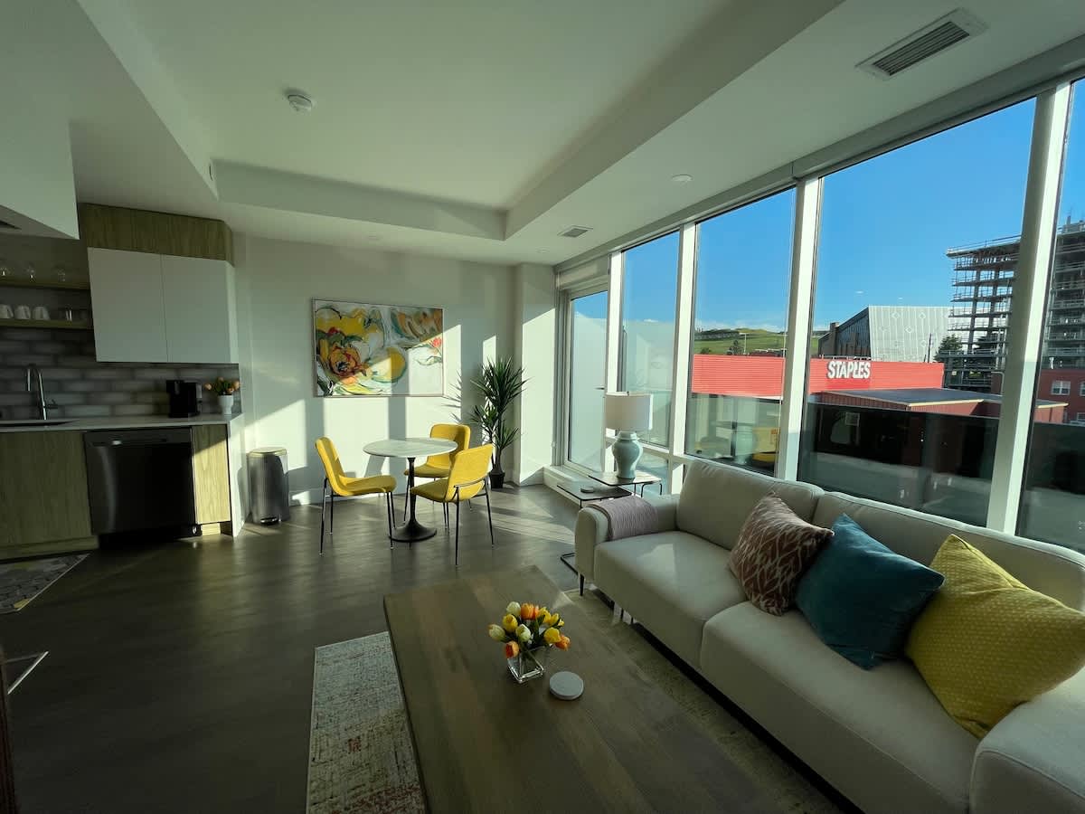 Spotless & Bright 1 BR downtown with private patio