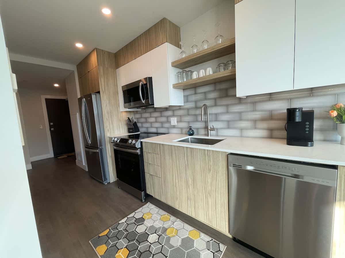 Spotless & Bright 1 BR downtown with private patio