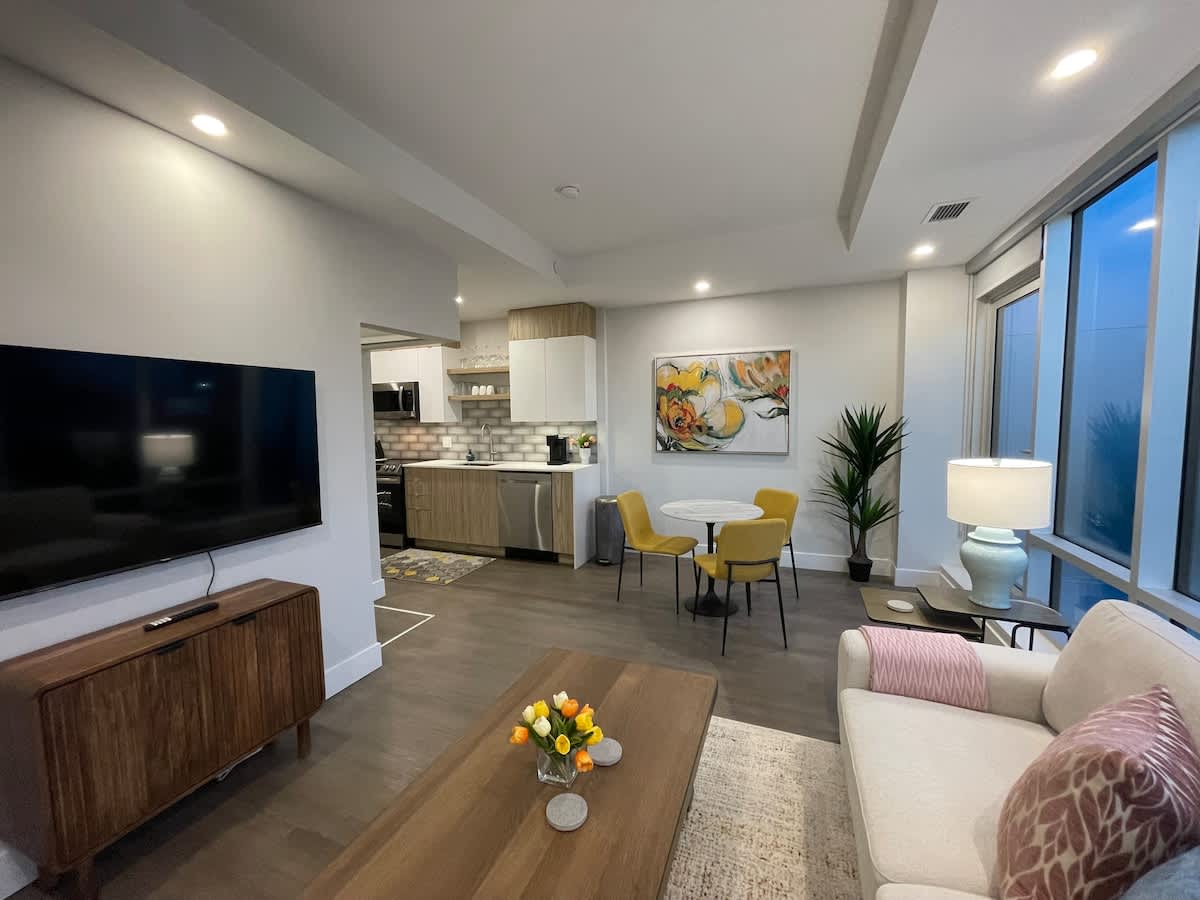 Spotless & Bright 1 BR downtown with private patio