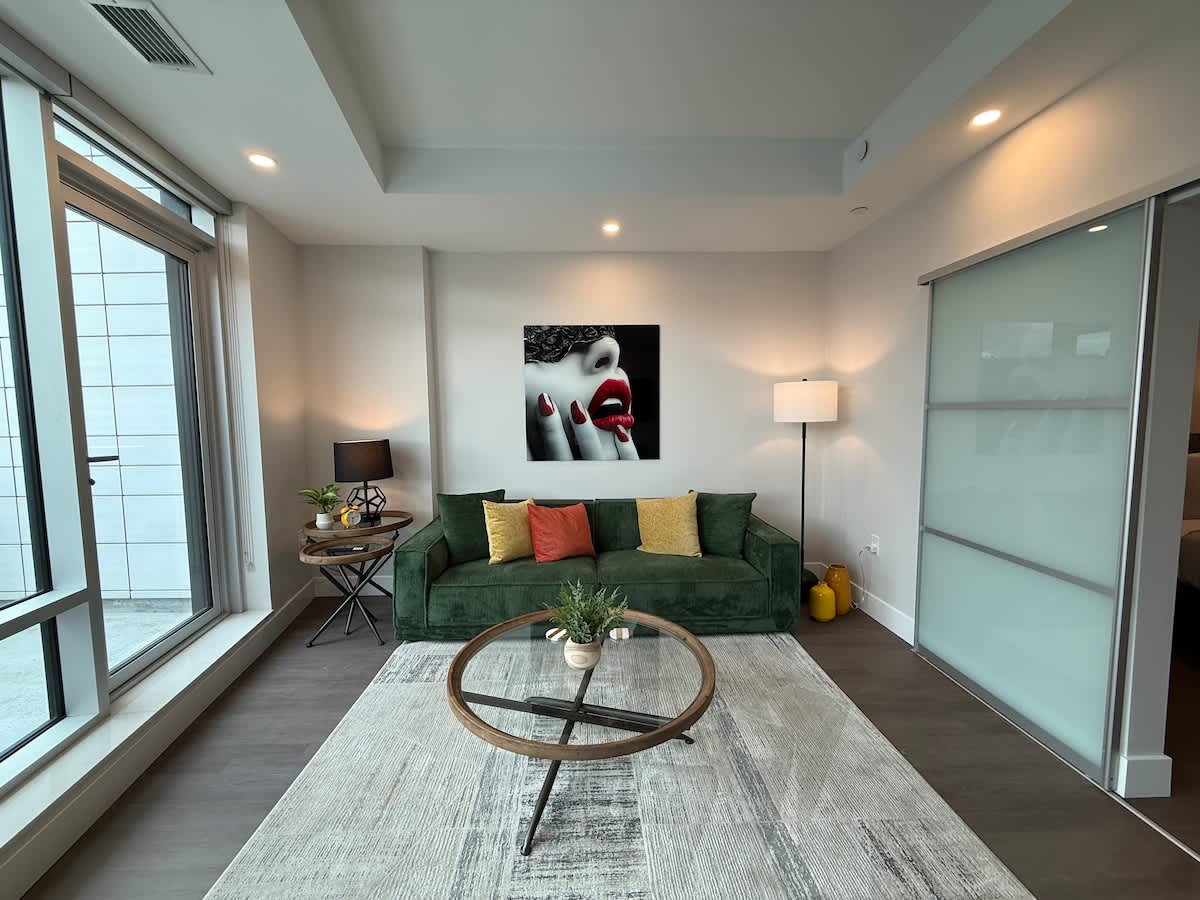 Bright, bold & beautiful, 1 BR with 6 applainces