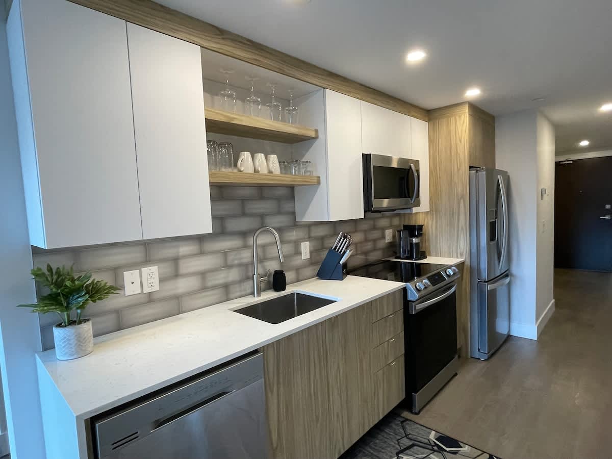 Bright, bold & beautiful, 1 BR with 6 applainces