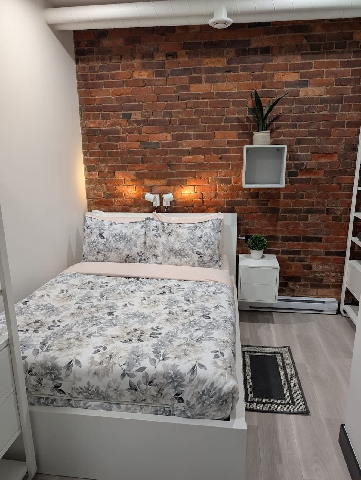 Bright modern & spotless, 1 BR with 6 appliances