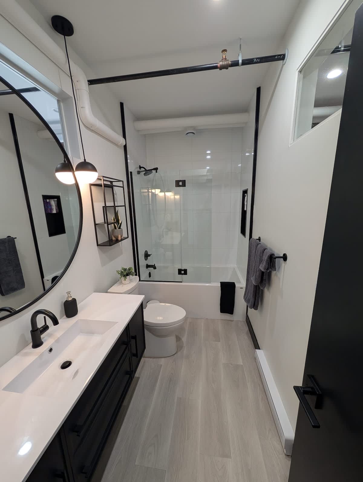 Bright modern & spotless, 1 BR with 6 appliances