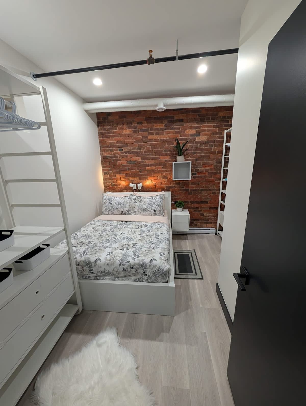 Bright modern & spotless, 1 BR with 6 appliances