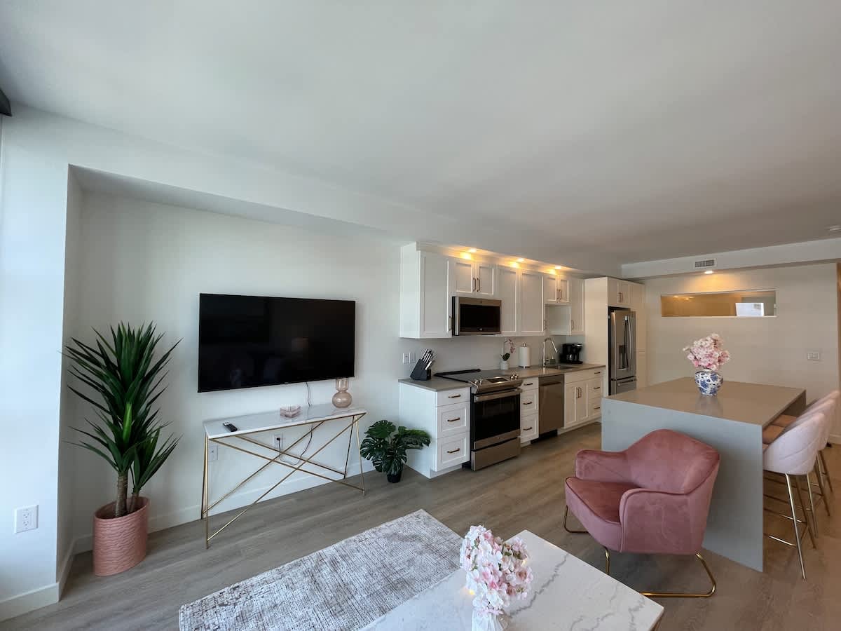 Waterfront, large 1 BR with 6 appliances & gym