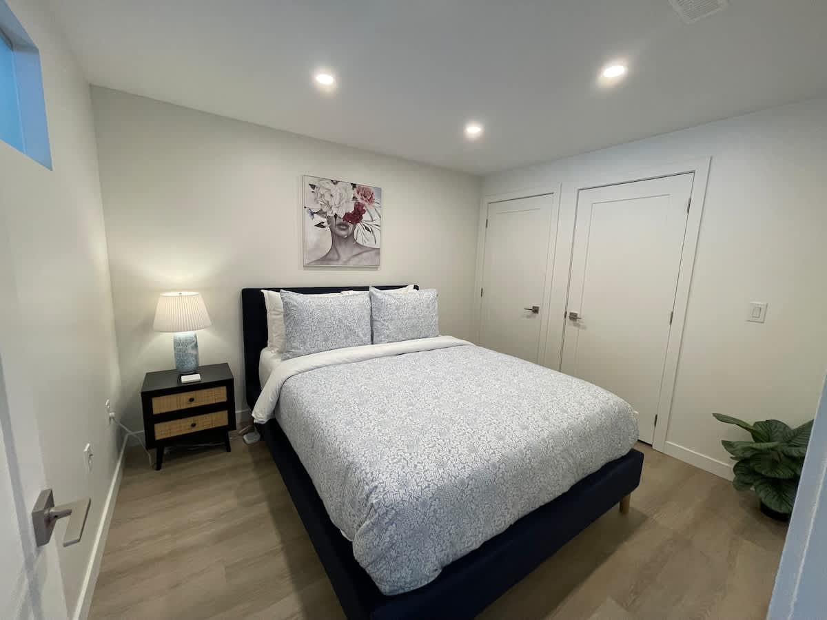 Waterfront, large 1 BR with 6 appliances & gym