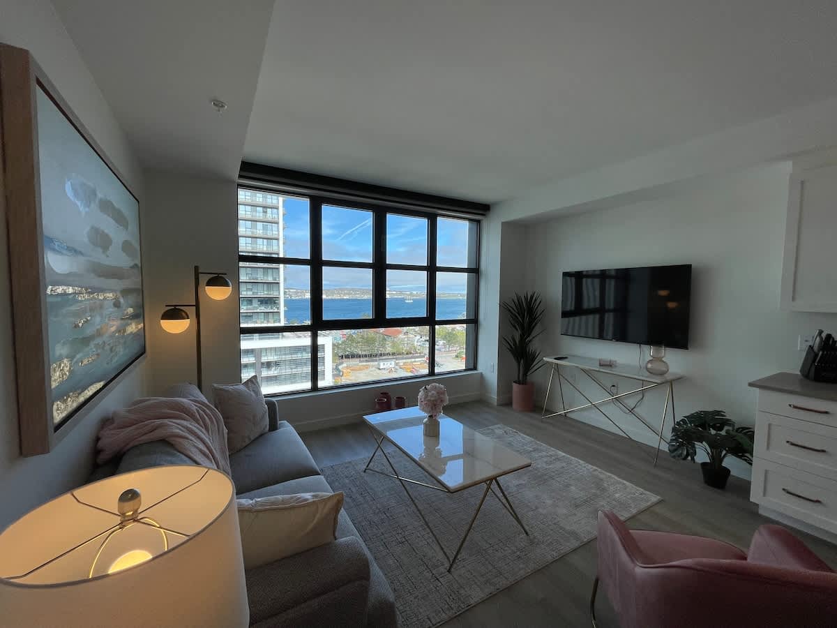 Waterfront, large 1 BR with 6 appliances & gym
