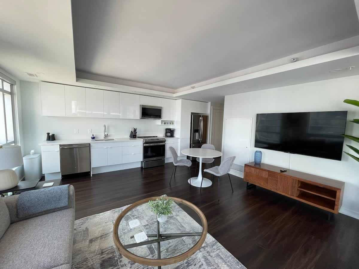 Waterfront 1 BR corner unit with 6 appliances