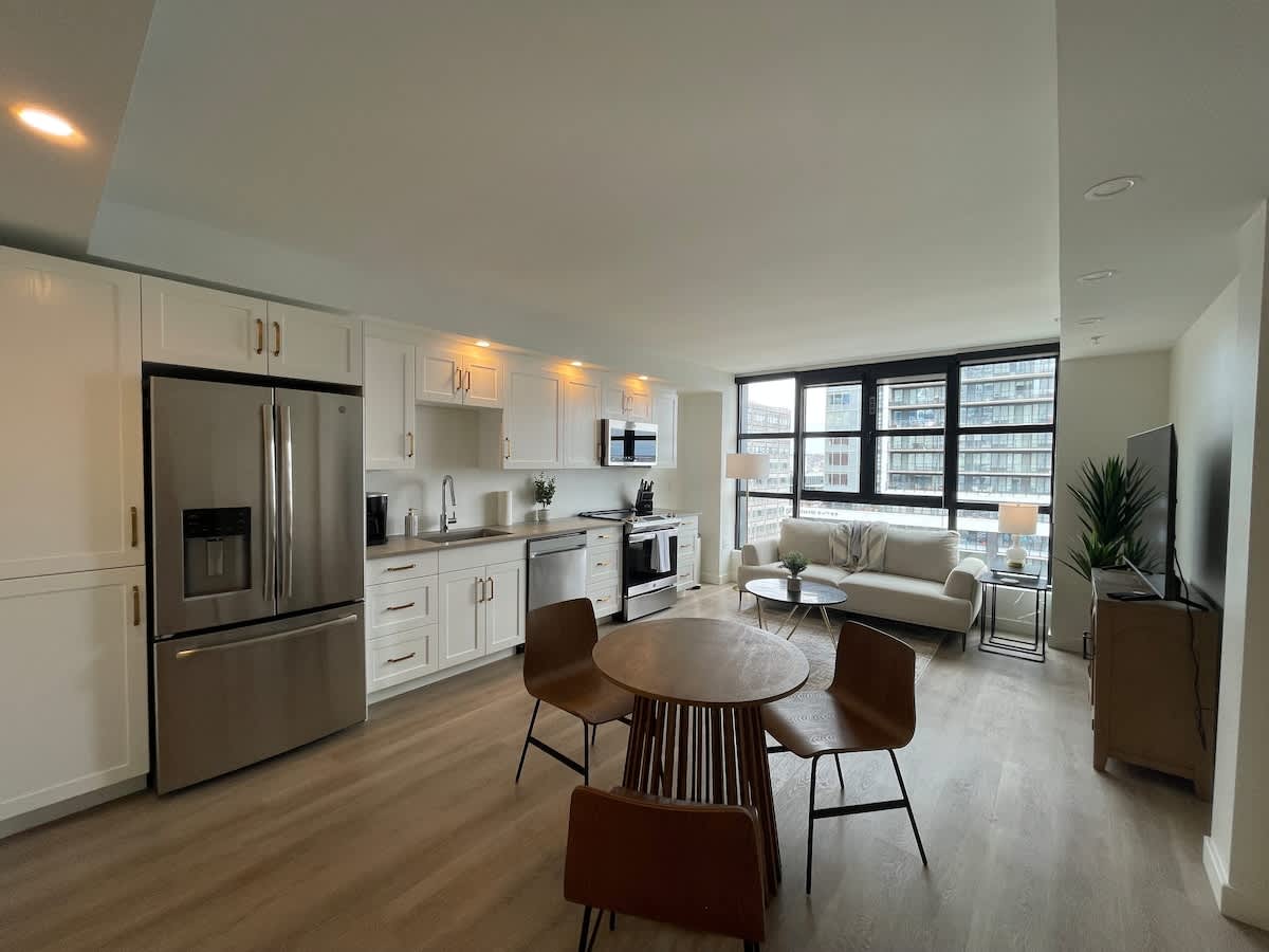 Downtown waterfront 1 BR with 6 appliances and gym