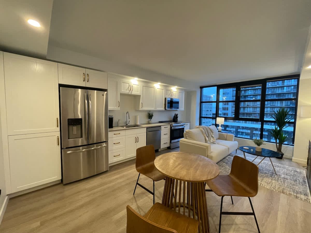 Downtown waterfront 1 BR with 6 appliances and gym
