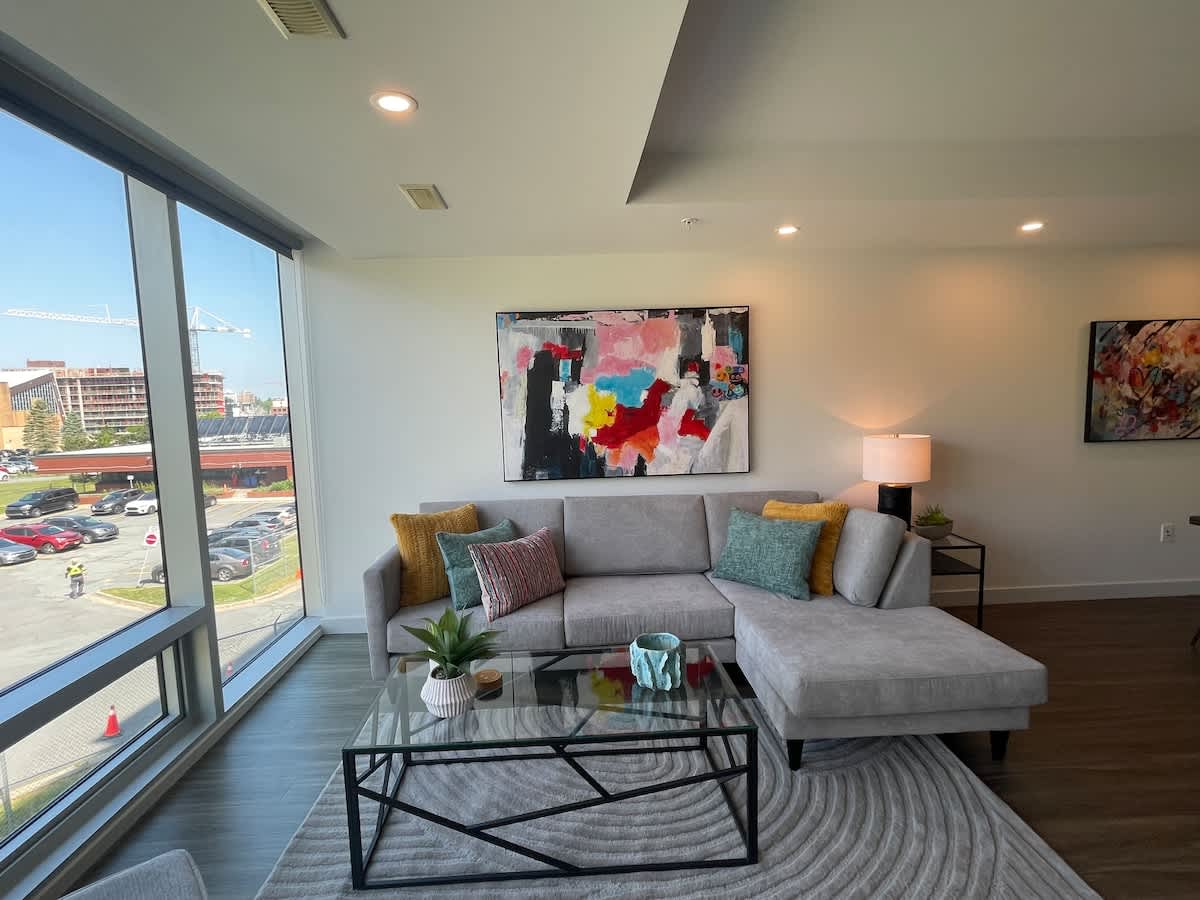 Bright 1 BR with Lots of Sunlight & 6 Appliances