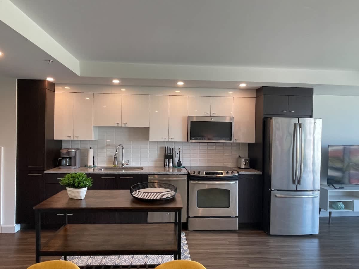 Bright 1 BR with Lots of Sunlight & 6 Appliances