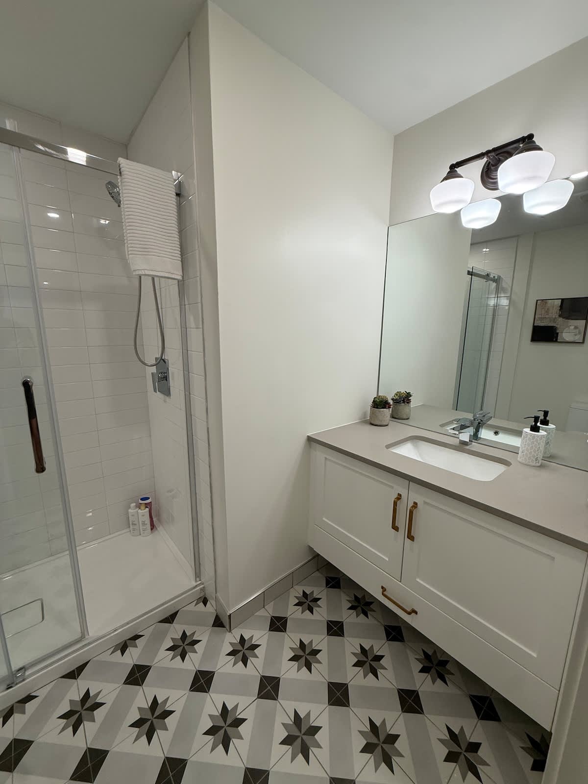 Halifax Waterfront 2 BR and 1 Bath with 6 appliances