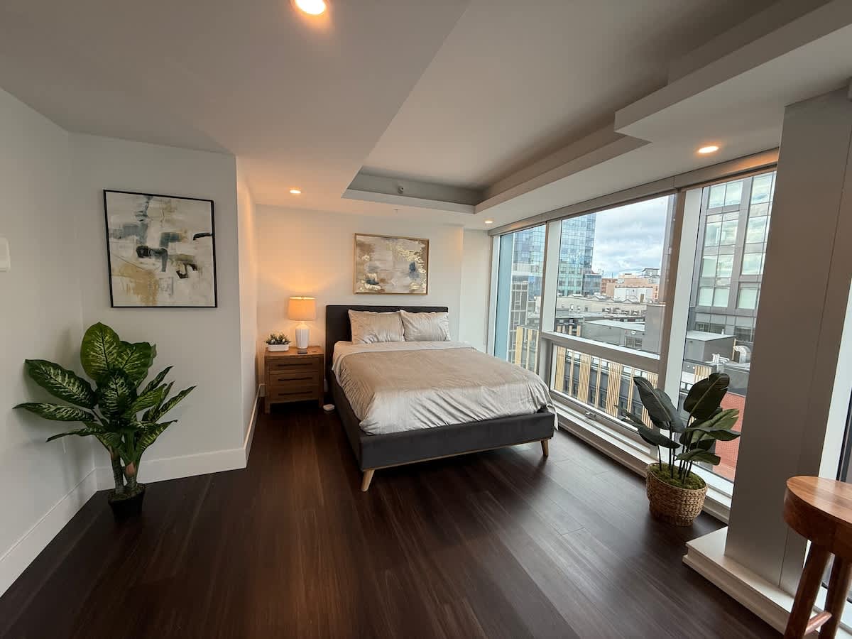 Waterfront 1 BR corner unit - 6 appliances & gym