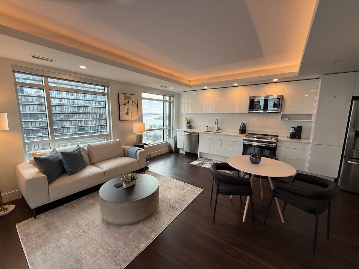 Waterfront 1 BR corner unit - 6 appliances & gym