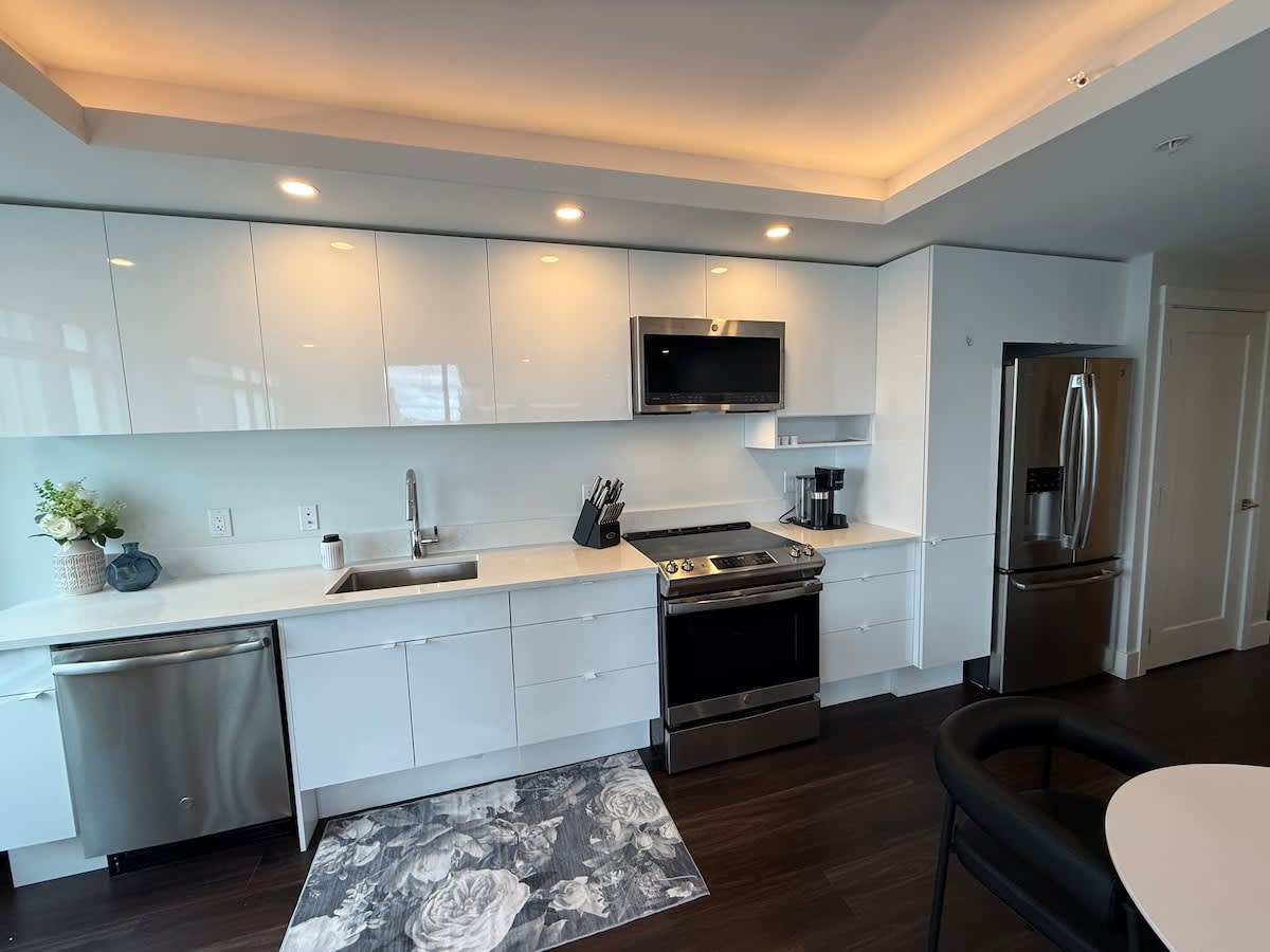 Waterfront 1 BR corner unit - 6 appliances & gym