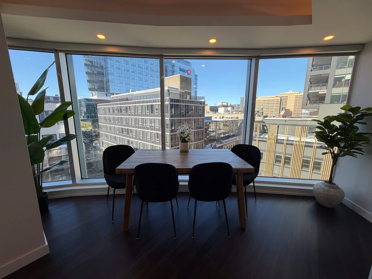 Downtown waterfront 2 BR and 2 Bath with 6 appliances
