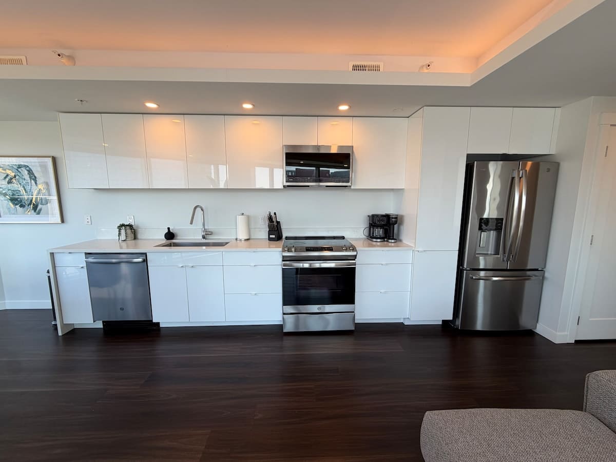2 BR & 2 Bath luxury condo with amazing city views!