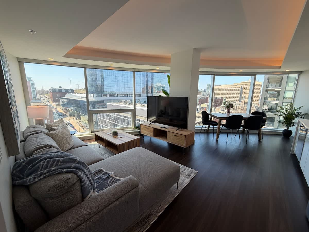 2 BR & 2 Bath luxury condo with amazing city views!