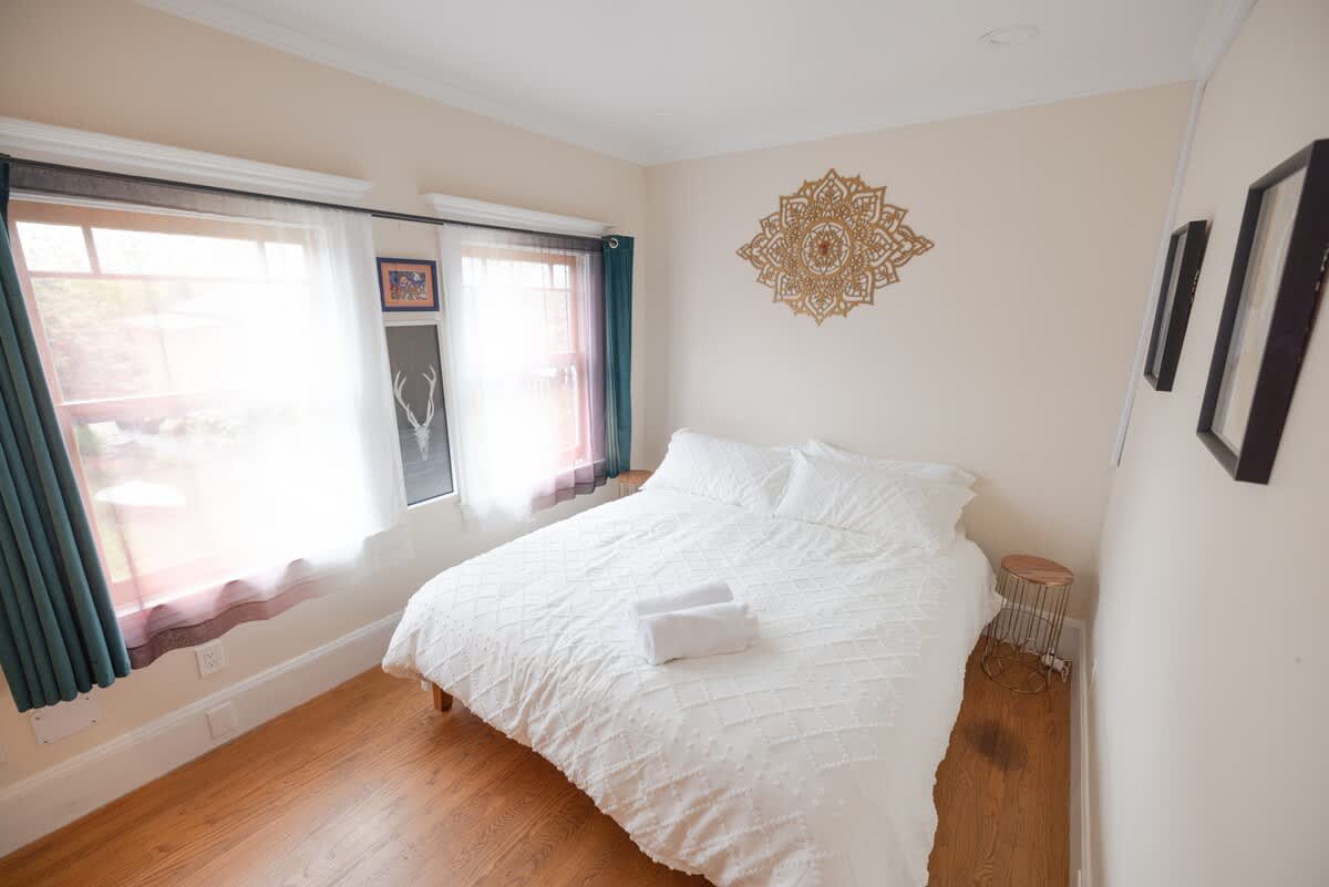 Luxury Elmwood–Rockridge Flat w/ Hot Tub 6