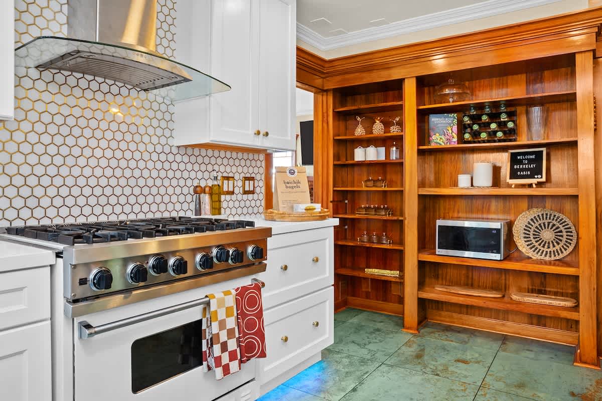 Luxury Elmwood–Rockridge Flat w/ Hot Tub 5