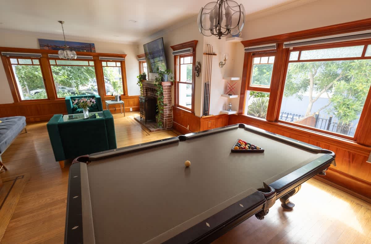 Luxury Elmwood–Rockridge Flat w/ Hot Tub 4
