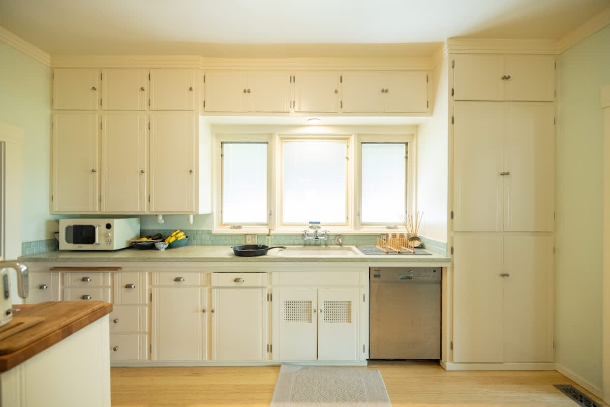 Beautiful Artistic Gem with Garden Patio 6