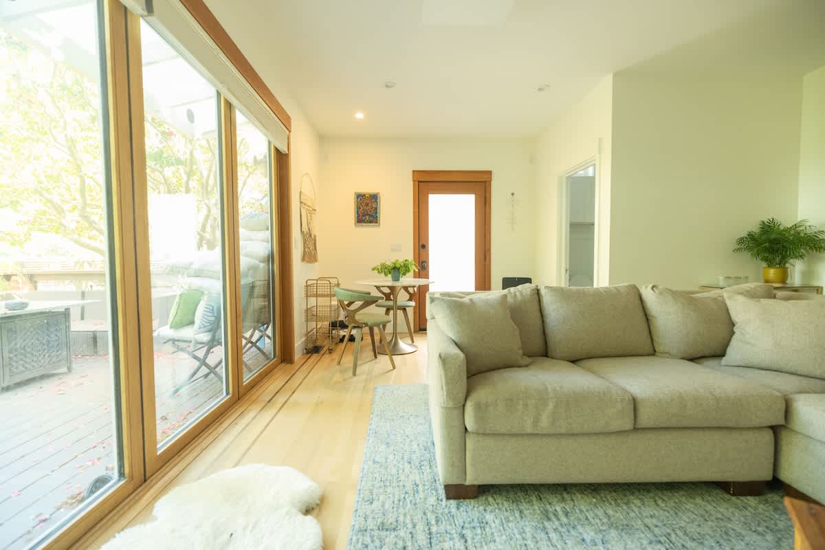 Beautiful Artistic Gem with Garden Patio 3