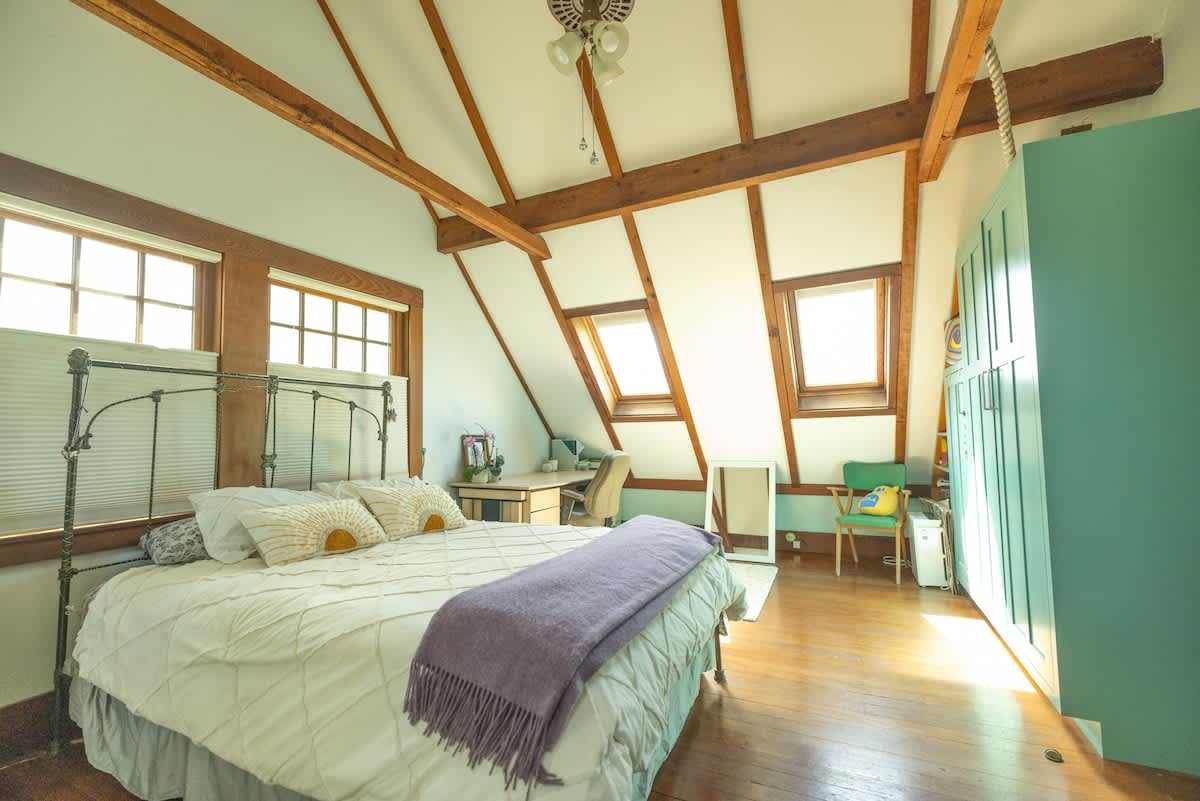 Beautiful Artistic Gem with Garden Patio 2