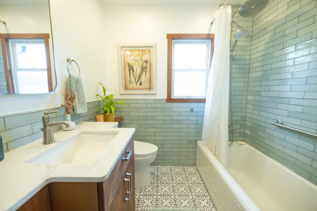 Beautiful Artistic Gem with Garden Patio 5