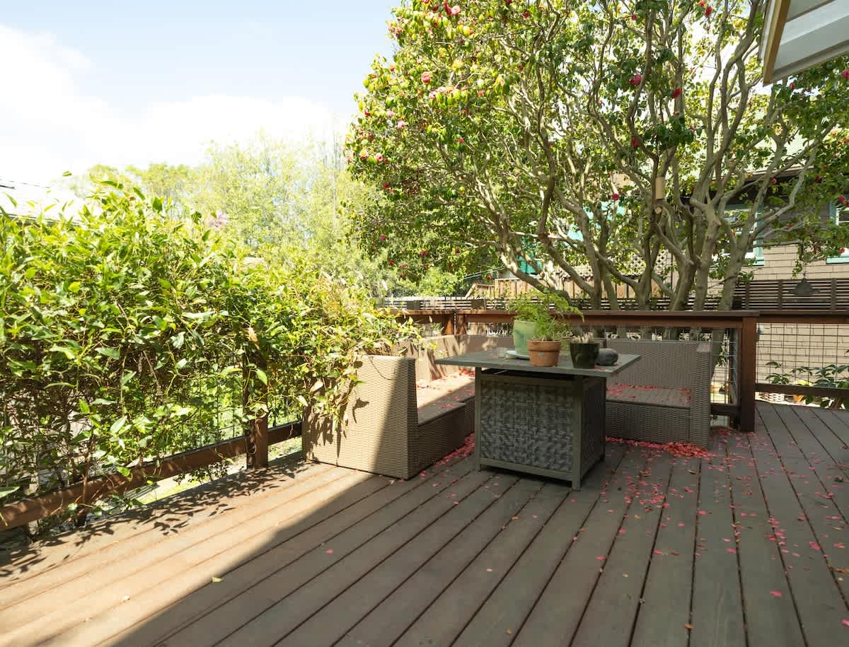 Beautiful Artistic Gem with Garden Patio 4