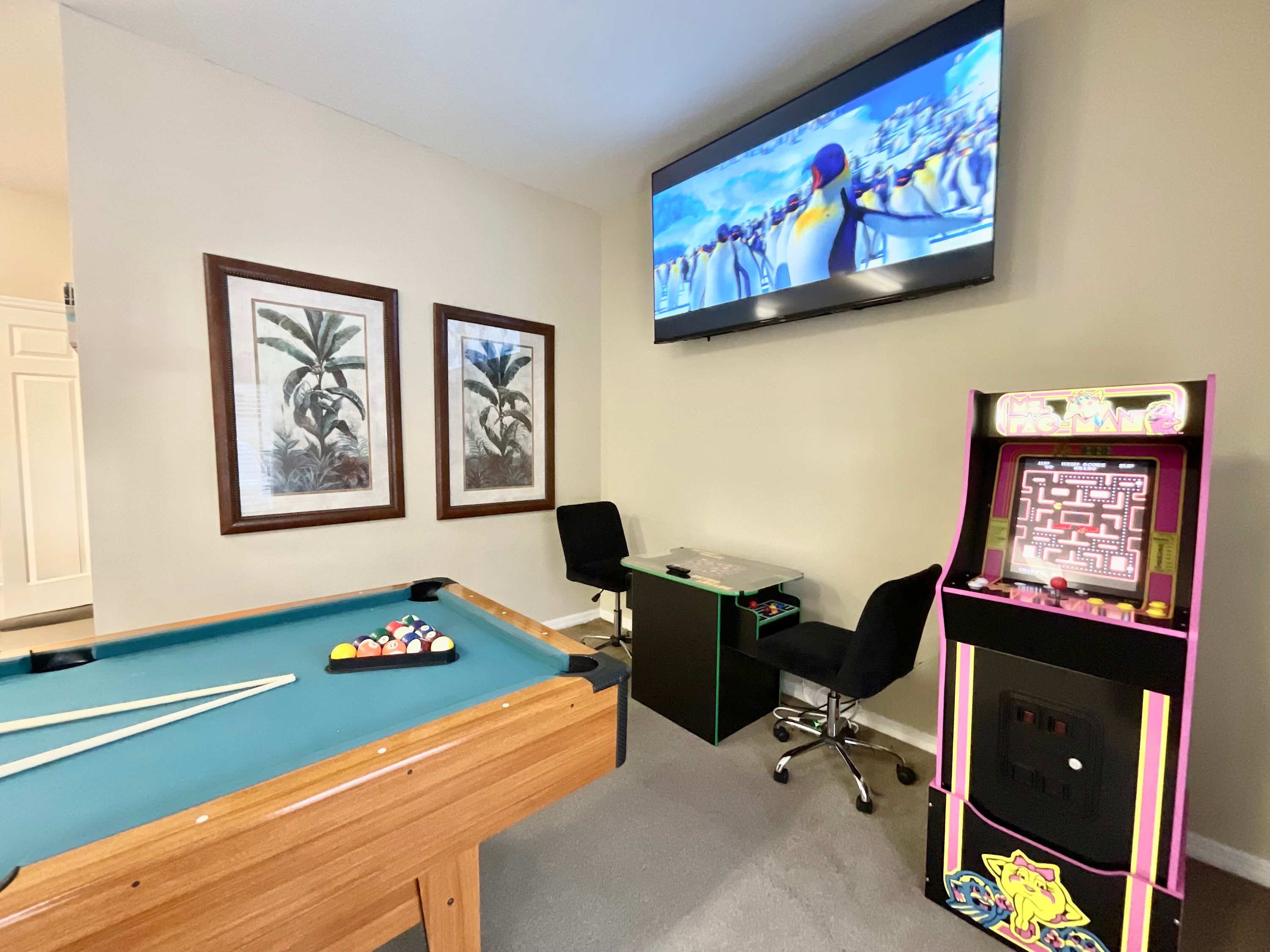 Game night haven: Pool table, futon & 80in tv & 2 Arcade machines