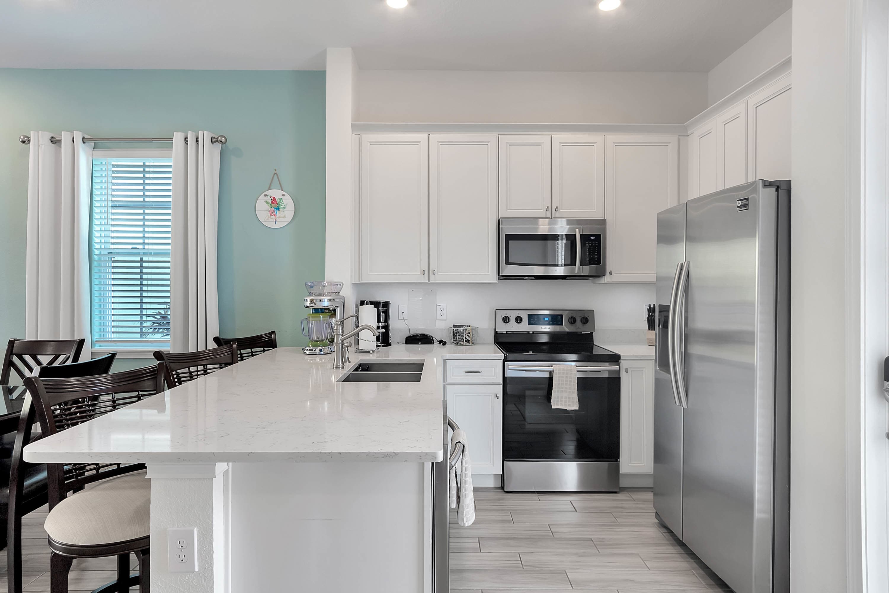 Fully euipped kitchen and kitchen bar counter with seating for 3