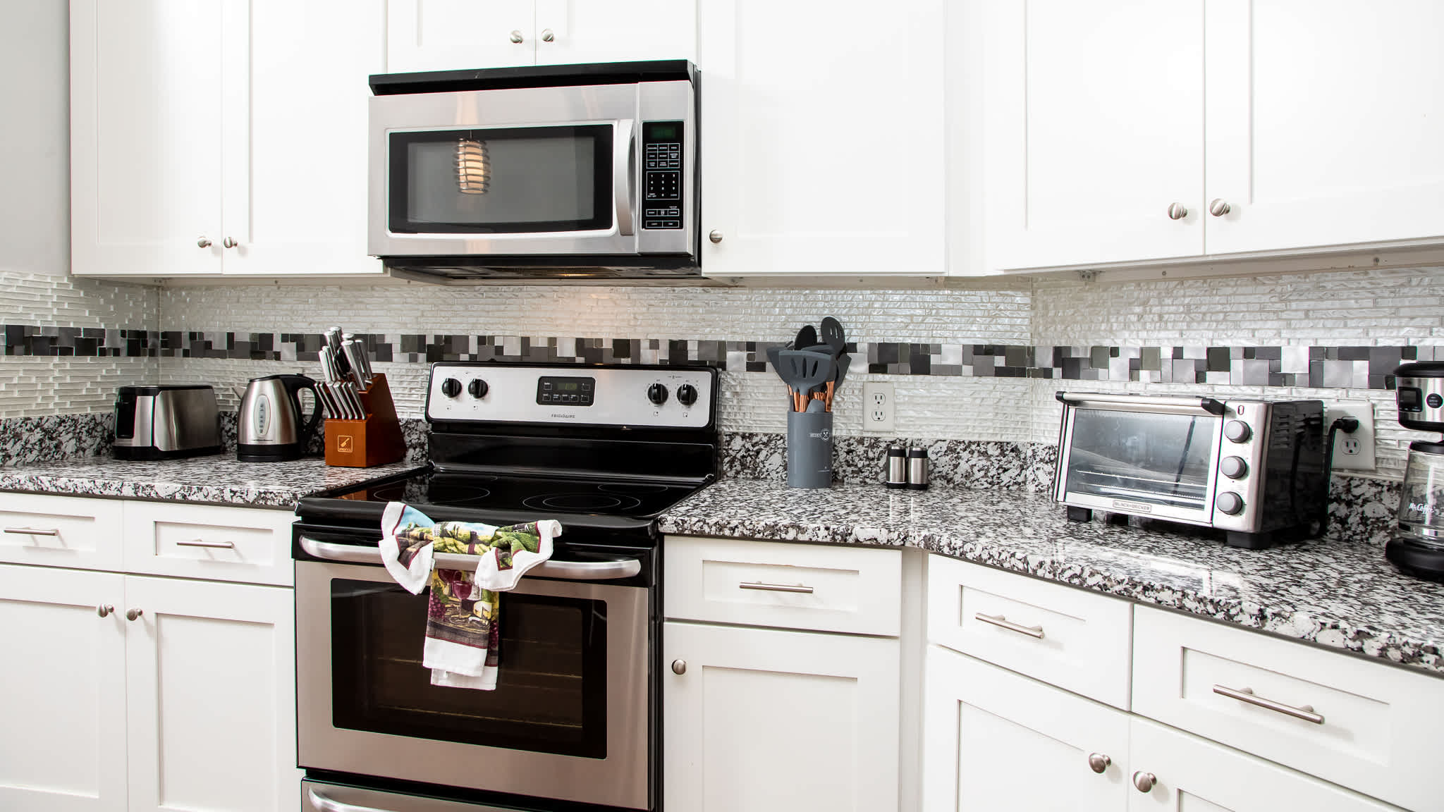 Wonderland at White Crane - Hot tub & Lake views! 4