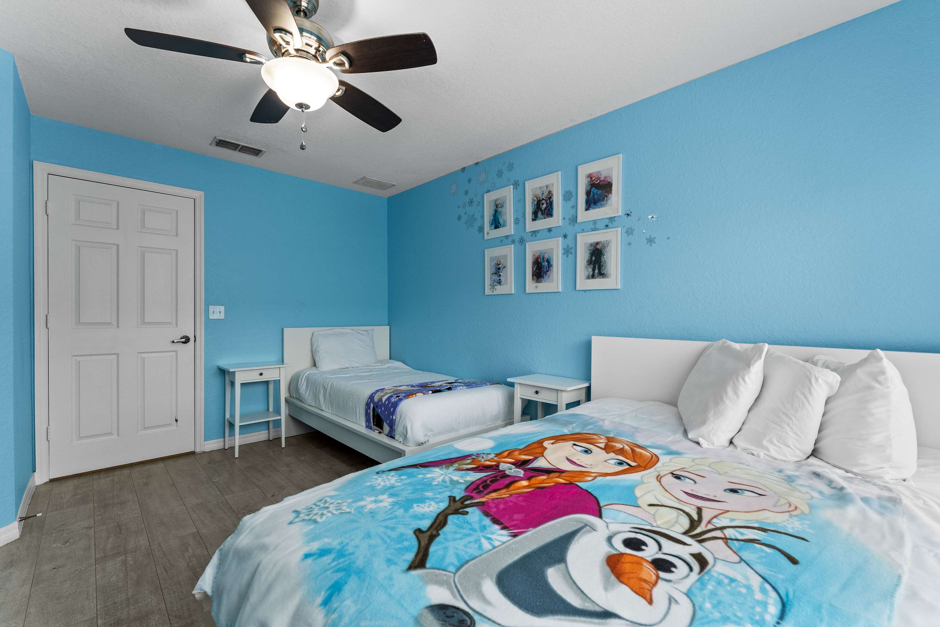Cozy Frozen-themed bedroom with a full & twin bed, fan, & convenient desk