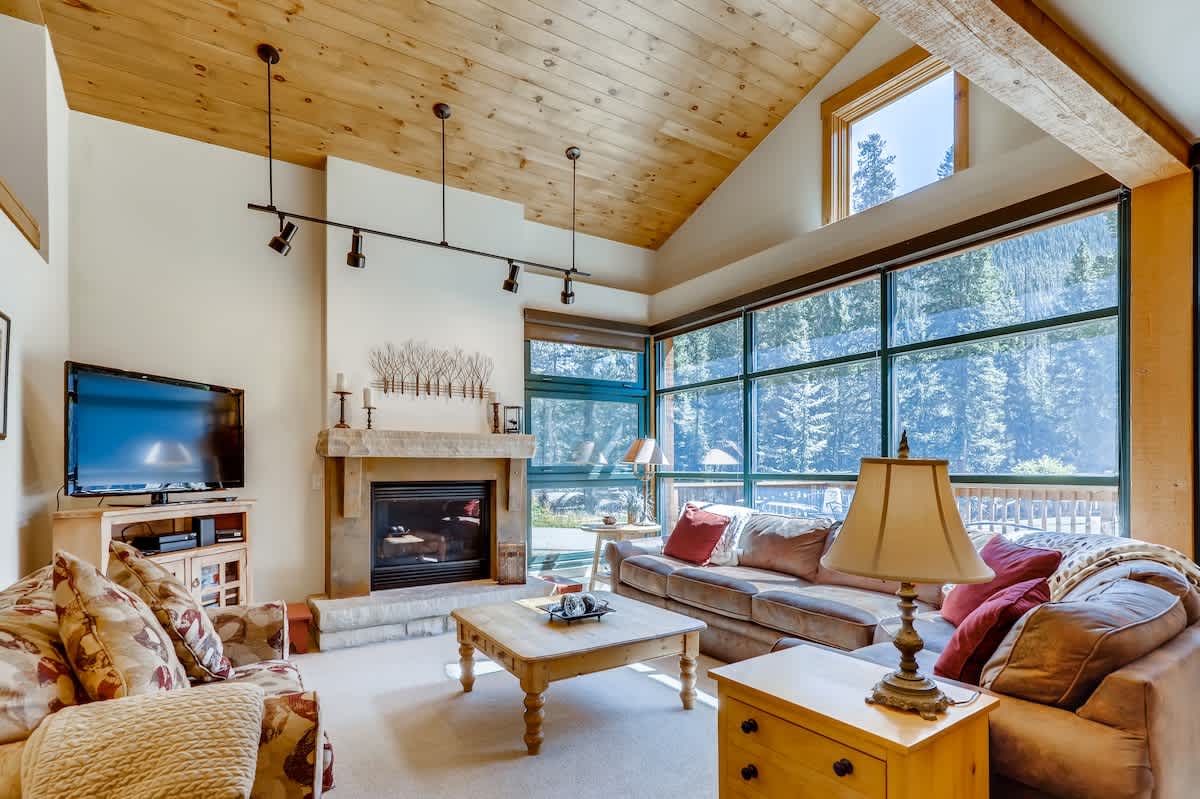 Luxury 3 Bed/3bath-Townhome, River Behind, hot tub