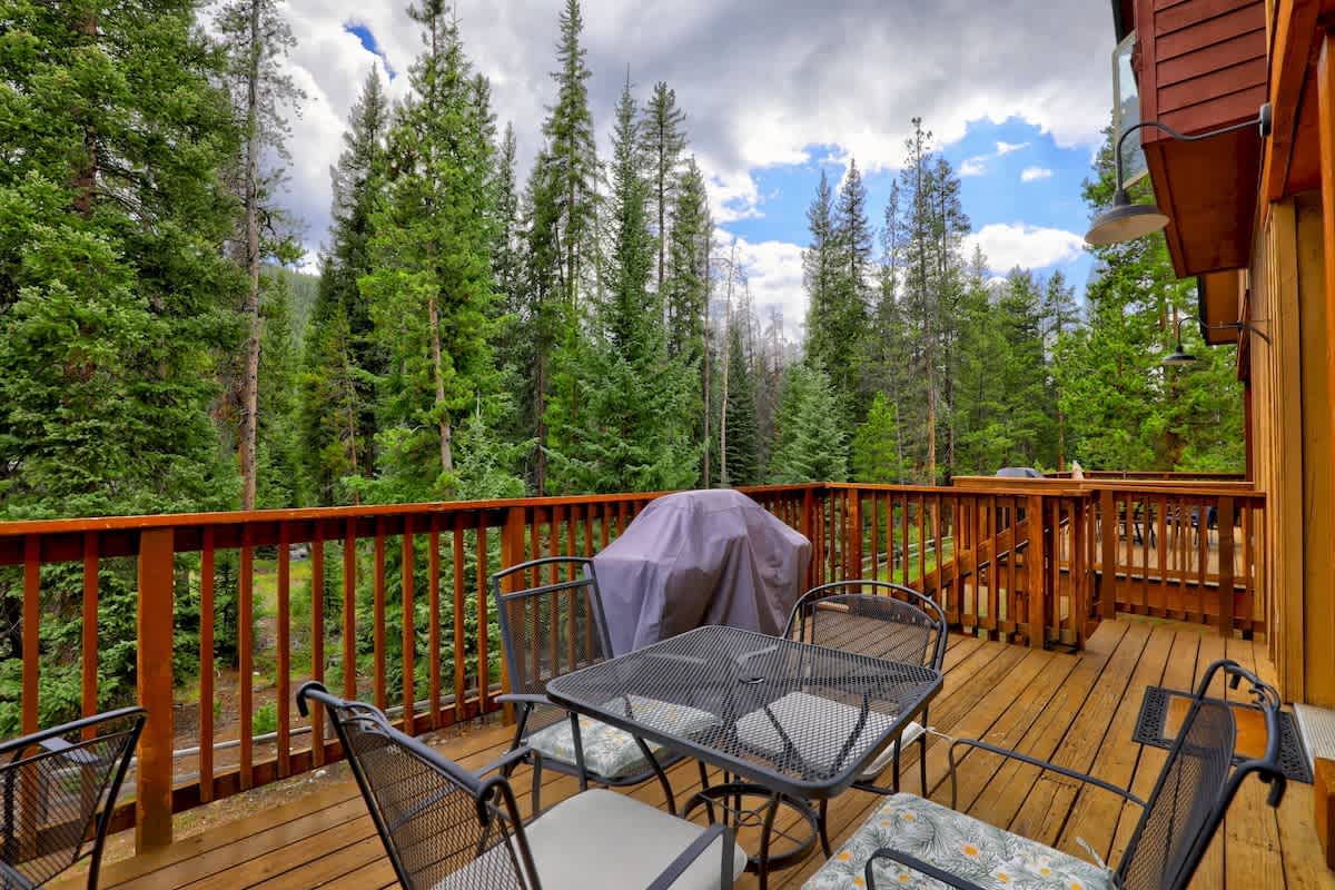 Luxury 3 Bed/3bath-Townhome, River Behind, hot tub