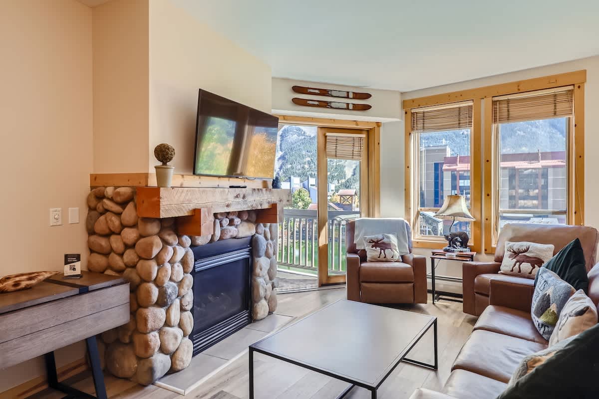 Luxury 1 Bed-Center Village, Views, Steps to Lift