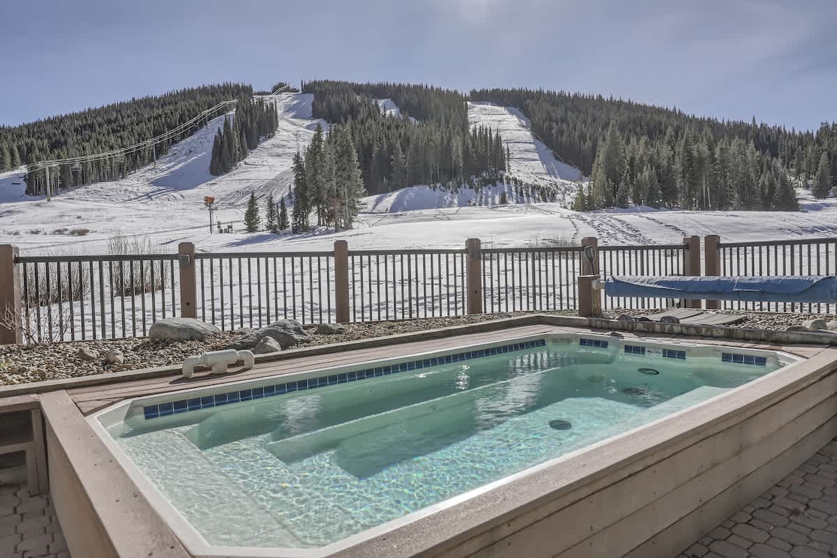 Views of Golf & Ski On/Off Condo/ W&D/Hottub/Grill