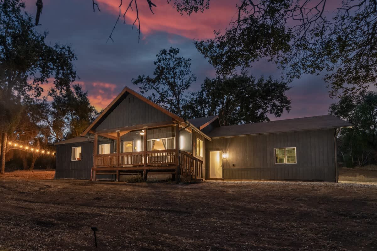 Cozy Cabin! BBQ • Spa • Fire Pit • Kids Play Zone — Mariposa, CA — vacation rental
