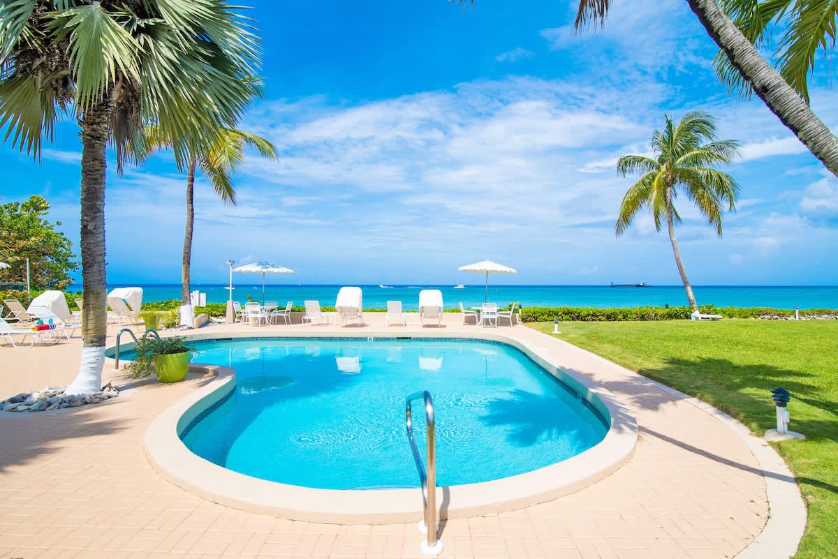 Cocoplum #5 – 2BR Oceanfront Condo on Seven Mile Beach 6